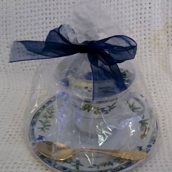 1 Truly Tasteful Tea Cup Sets Wrapped As A Gift - NWT - Picture 3 of 10
